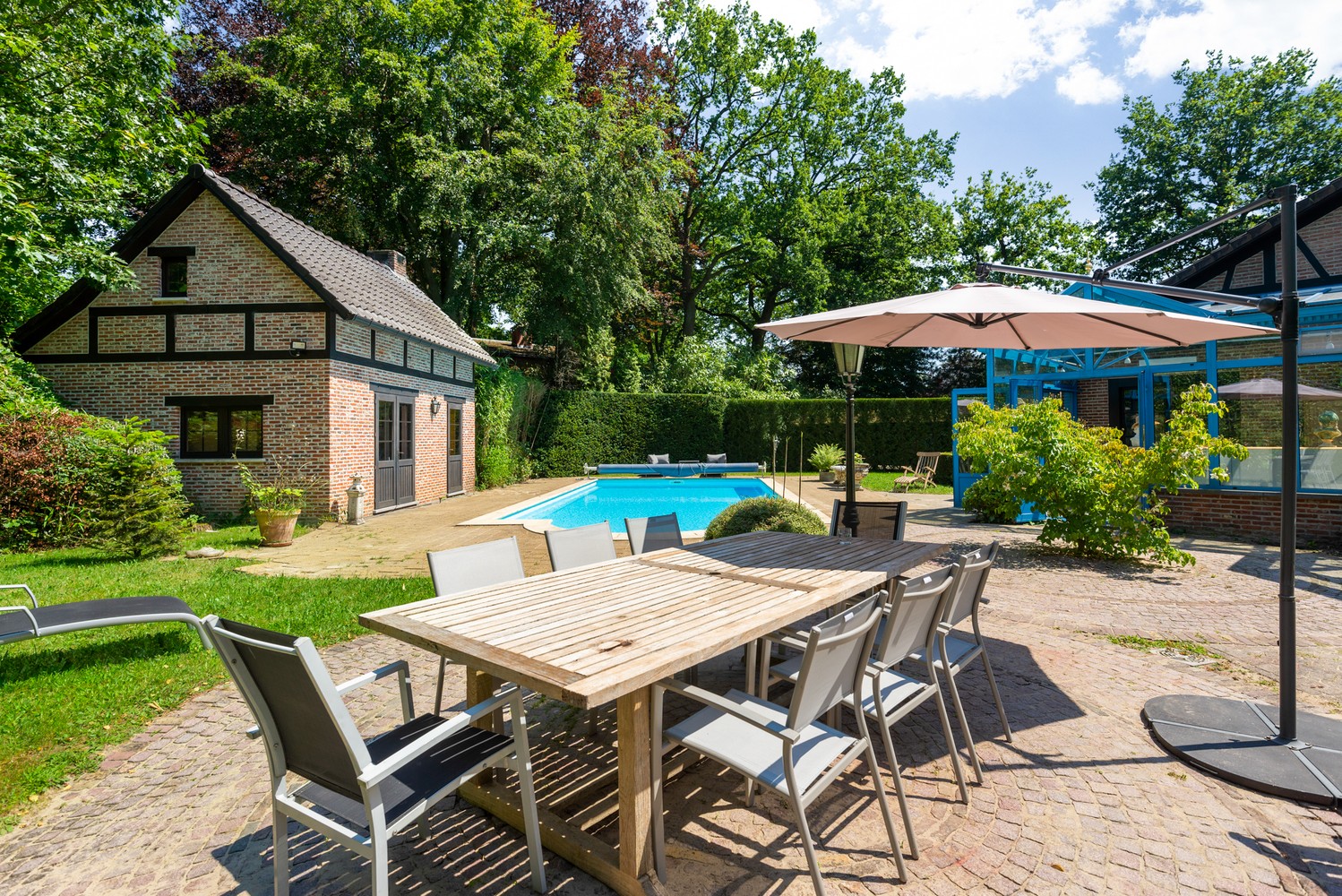 Op te frissen villa met zwembad op een aangenaam en zongericht perceel van 1720 m² op de grens van Zoersel / Schilde! foto 3