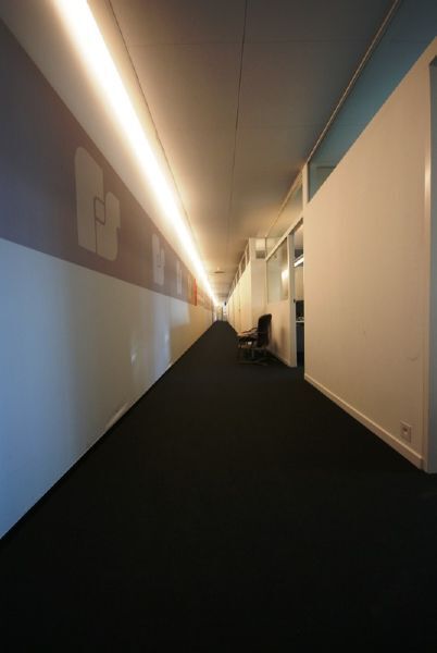 Bemeubelde kantoorruimte (58,65m² of 81,62m²), voorzien van airco en rand-accommodatie (sanitair, keuken, ...) te Brugge! Vlot bereikbaar via Expresweg. foto 9