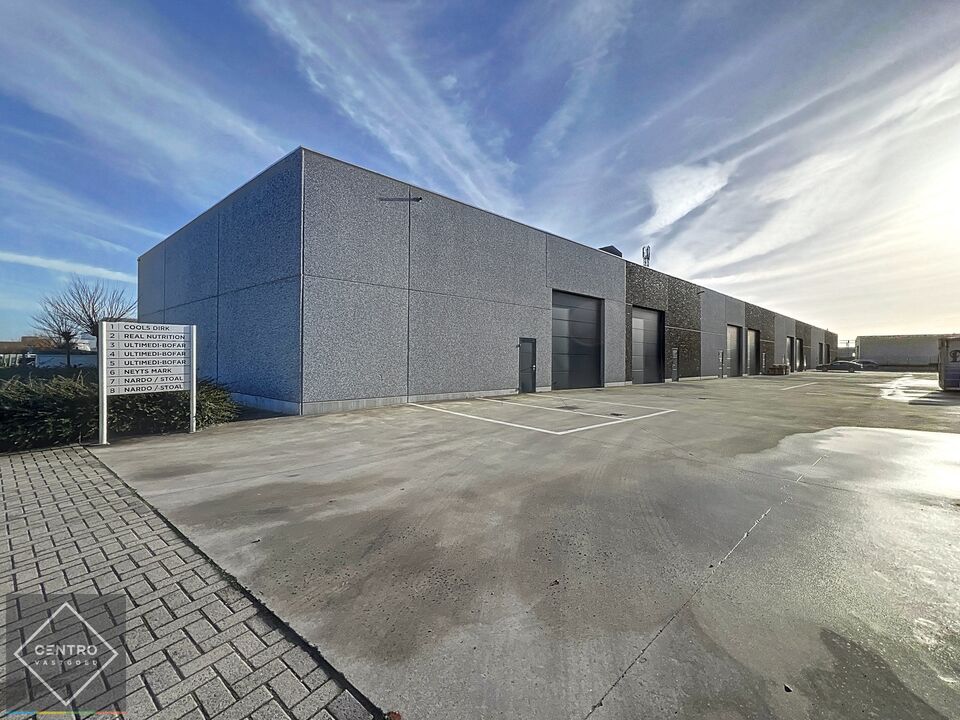 Recente instapklare loods van 257m² TE HUUR met sectionale poort en 2 parkeerplaatsen te Zwevezele (Wingene) ! foto 2