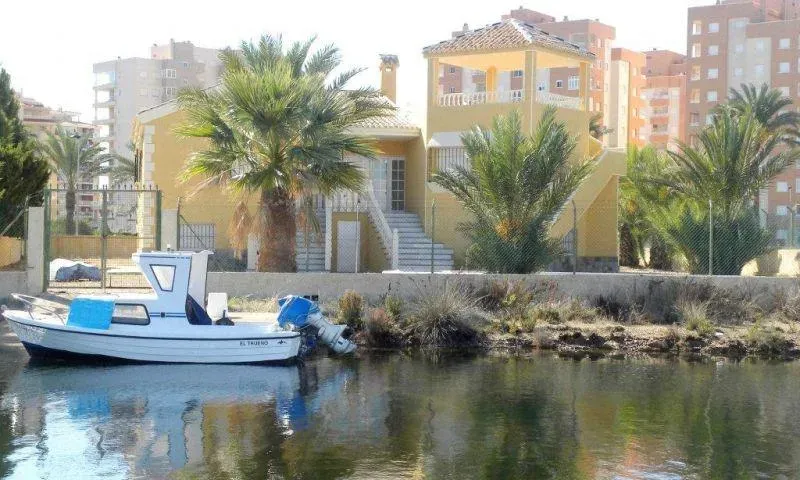 Ruime villa aan het strand met privé pier foto 2