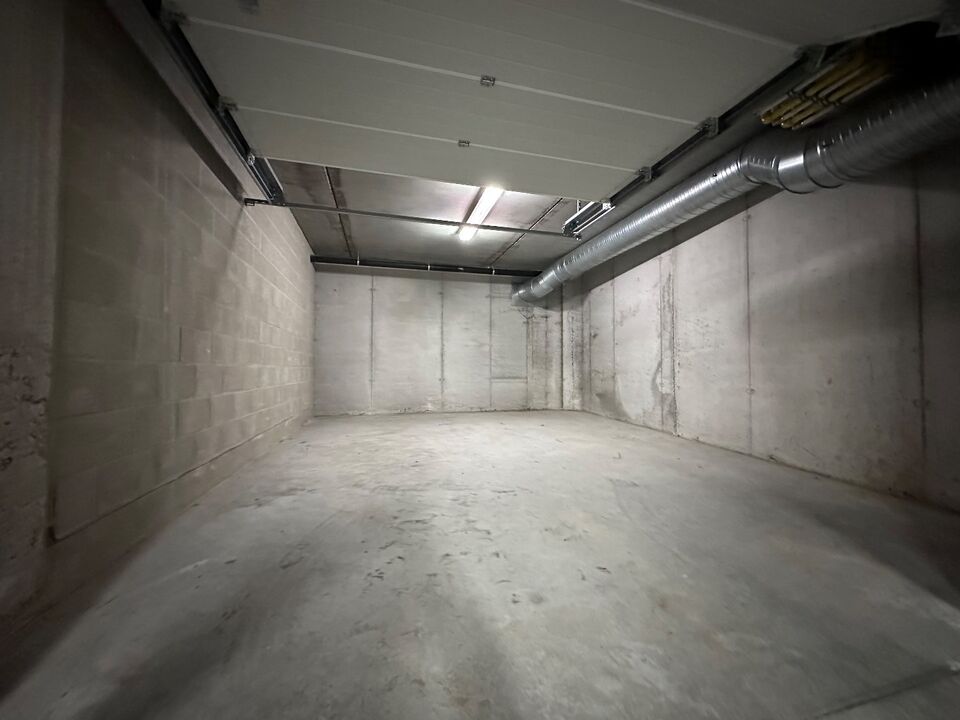Ruime ondergrondse garage met autostaanplaats in het centrum van Gistel  foto 2