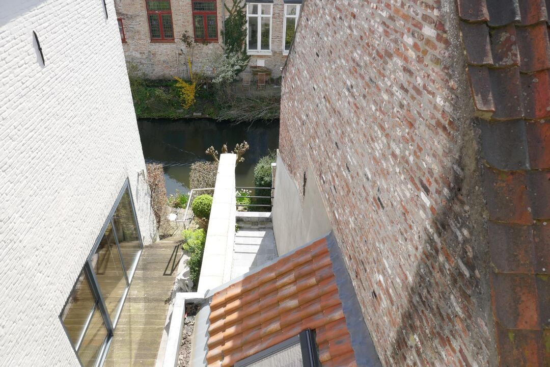 Grondig en duurzaam vernieuwde woning met zonneterras en zicht op de Reien in Brugge centrum! foto 24