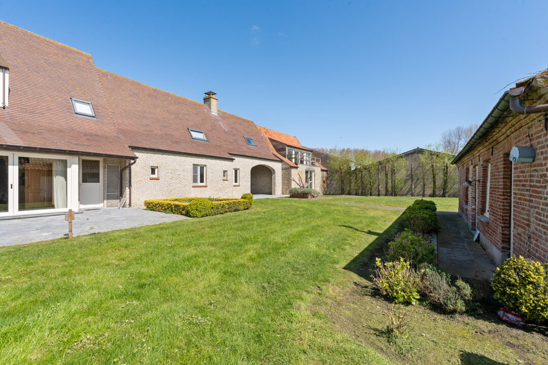 Hoeve gelegen tussen de velden in Ramskapelle foto 30