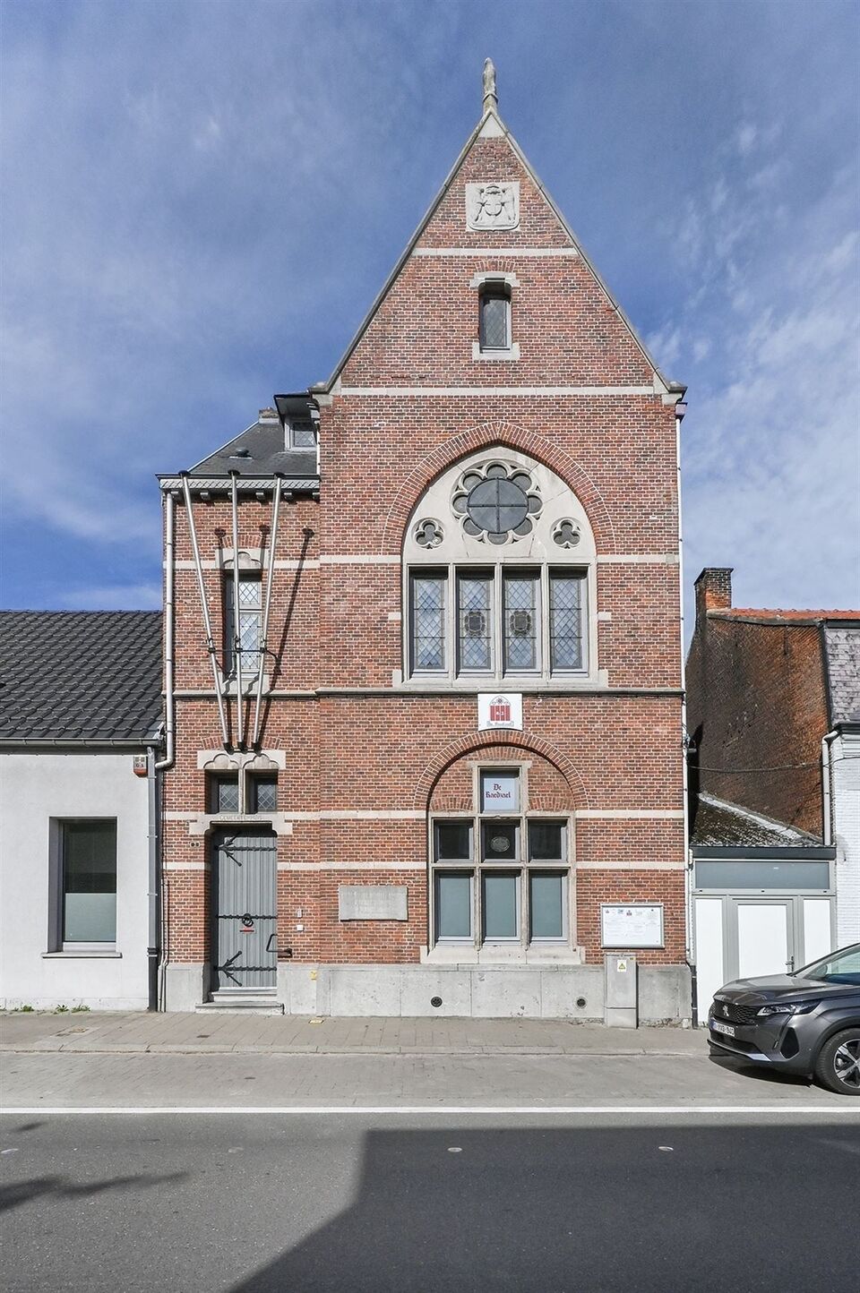 Autenthiek gerenoveerd oud gemeentehuis met tal van mogelijkheden foto 1