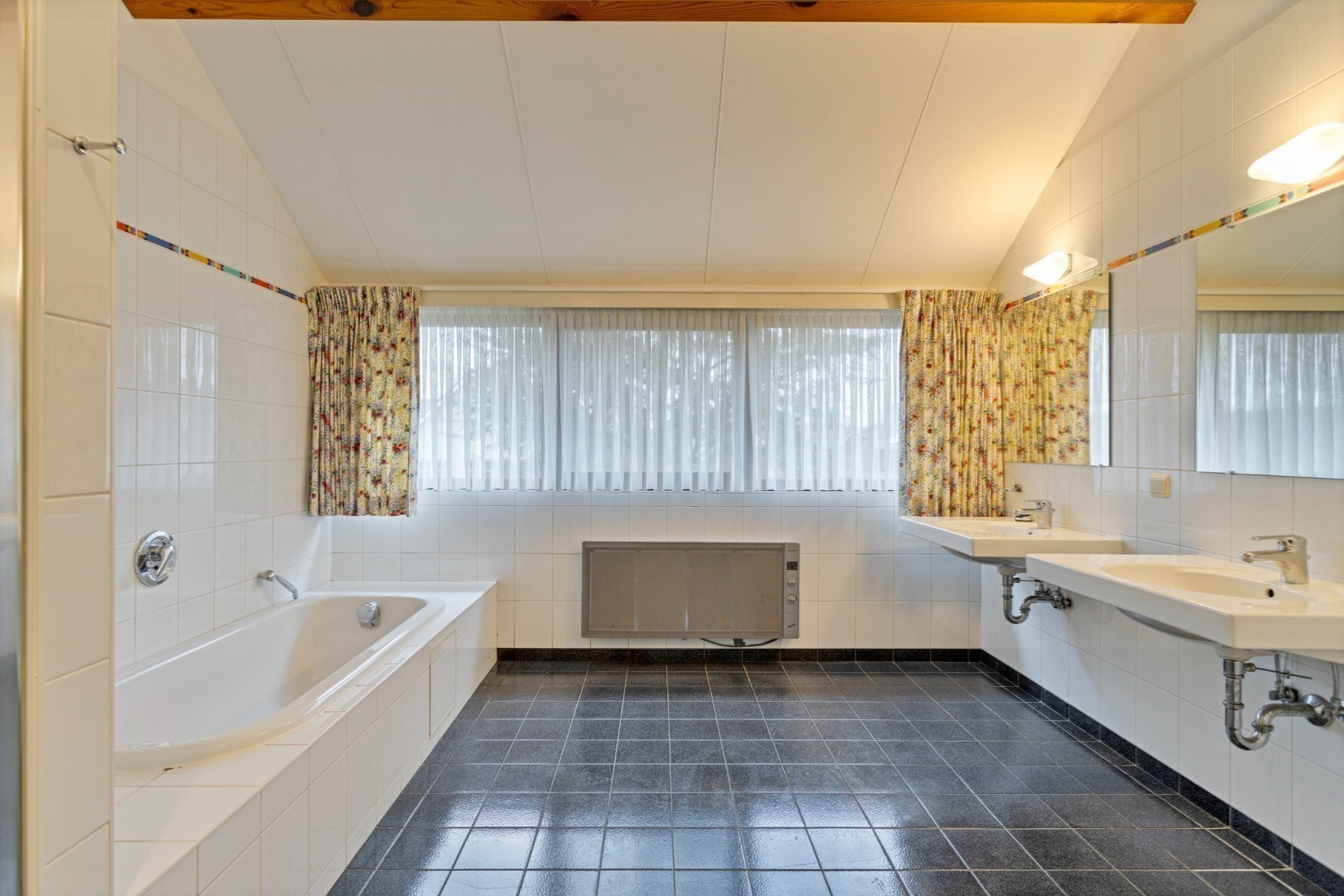 Villa met 4 slaapkamers, ruime badkamer en een bew. opp. van 300m² op een TOPlocatie te 's Gravenwezel! foto 11