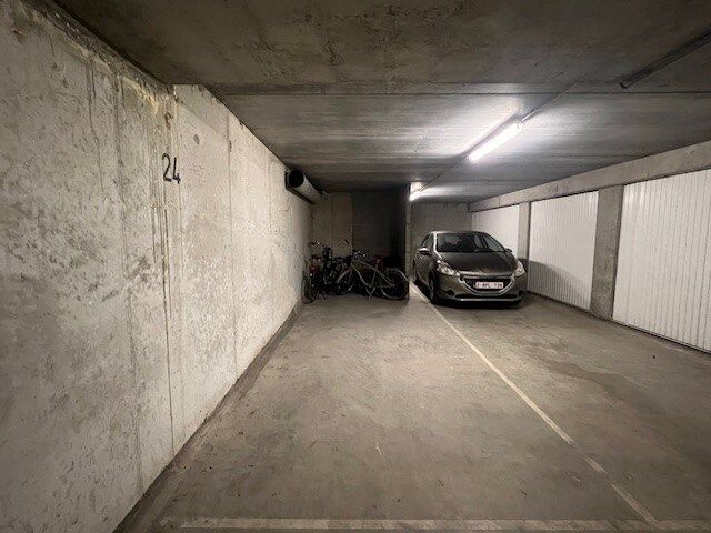 Toegankelijke parkeerplaats met fietsenberging in een zijstraat van de Dumortierlaan. foto 3