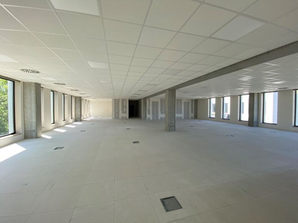 Kantoor 355,9 m² op toplocatie te Roeselare met parkeerplaatsen.   foto 6