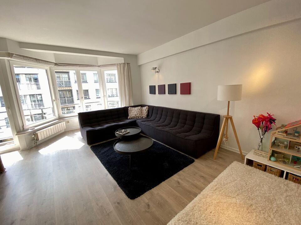 GEMEUBELD - Dumortierlaan: Erg LICHTVOL en COSY appartement met gebruik van STRANDCABINE. foto 17