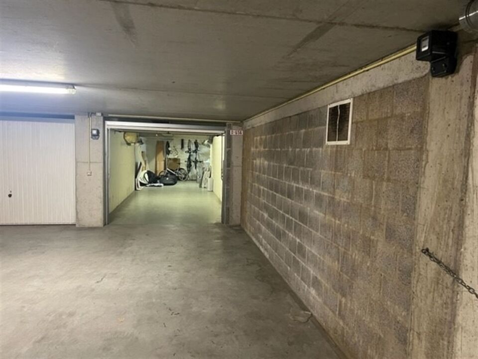 Gigantische garage met grote berging + parking foto 5