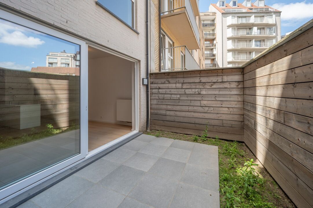 Bijzonder duplex appartement met zijdelings zeezicht, terras én tuin(terras). foto 10