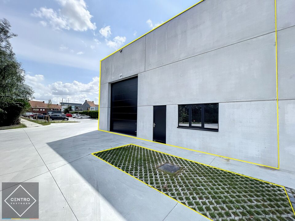 Kwalitatief en goed geïsoleerd NB MAGAZIJN (225m2), voorzien van elektrische sectionaalpoort, deur, raam (voor kantoor) en 2 private parkeerplaatsen op industriezone te Waregem. foto 1