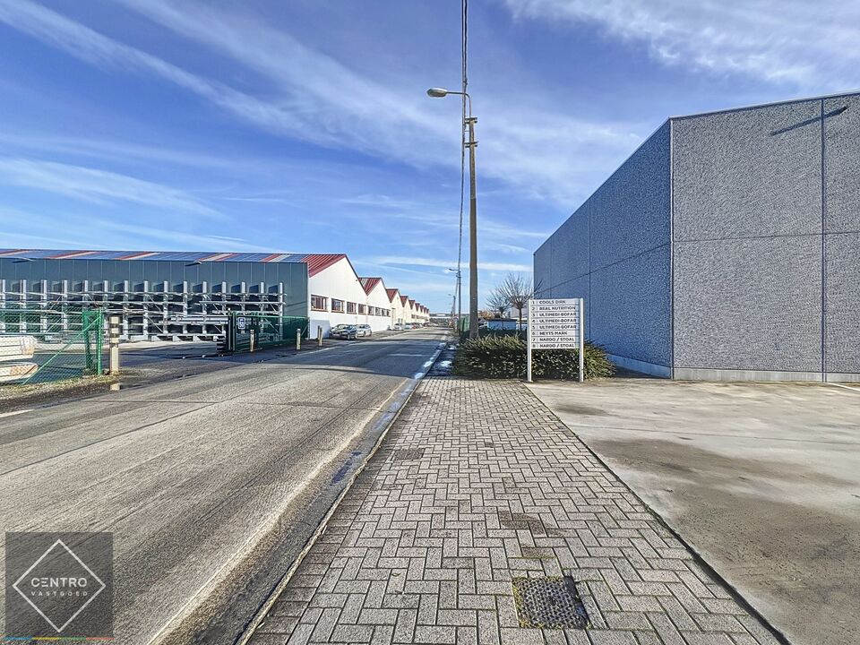 Recente instapklare loods van 257m² TE HUUR met sectionale poort en 2 parkeerplaatsen te Zwevezele (Wingene) ! foto 14