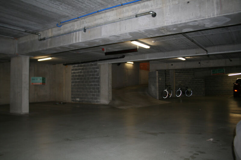 Autostaanplaatsen in gesloten garage foto 1