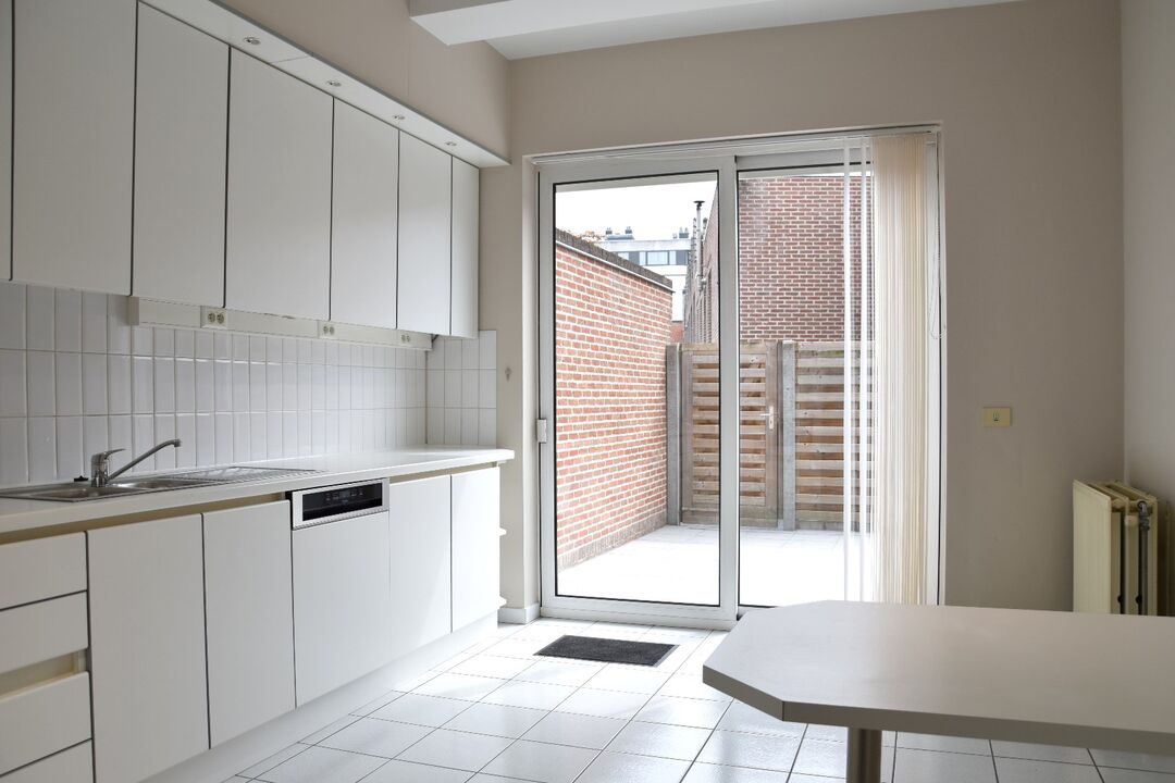 Ruim gelijkvloers 2-slaapkamerappartement met groot terras te koop nabij het centrum van Kortrijk foto 2