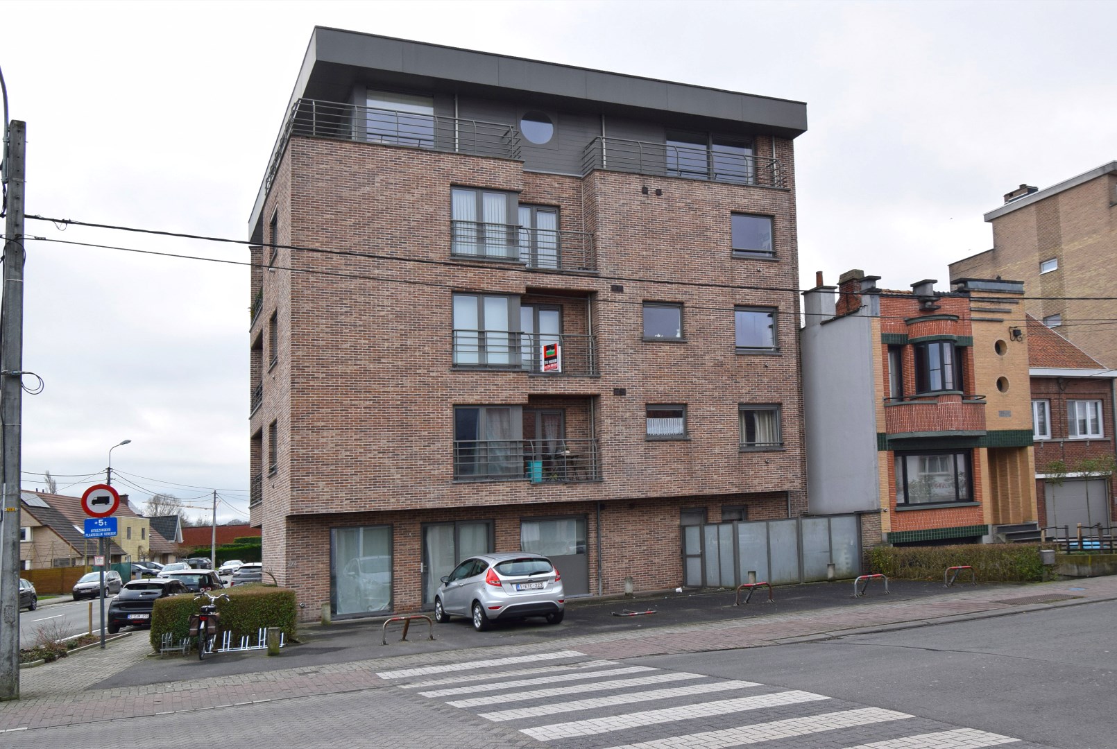 Verzorgd twee slaapkamer appartement in Roeselare met garage foto 1