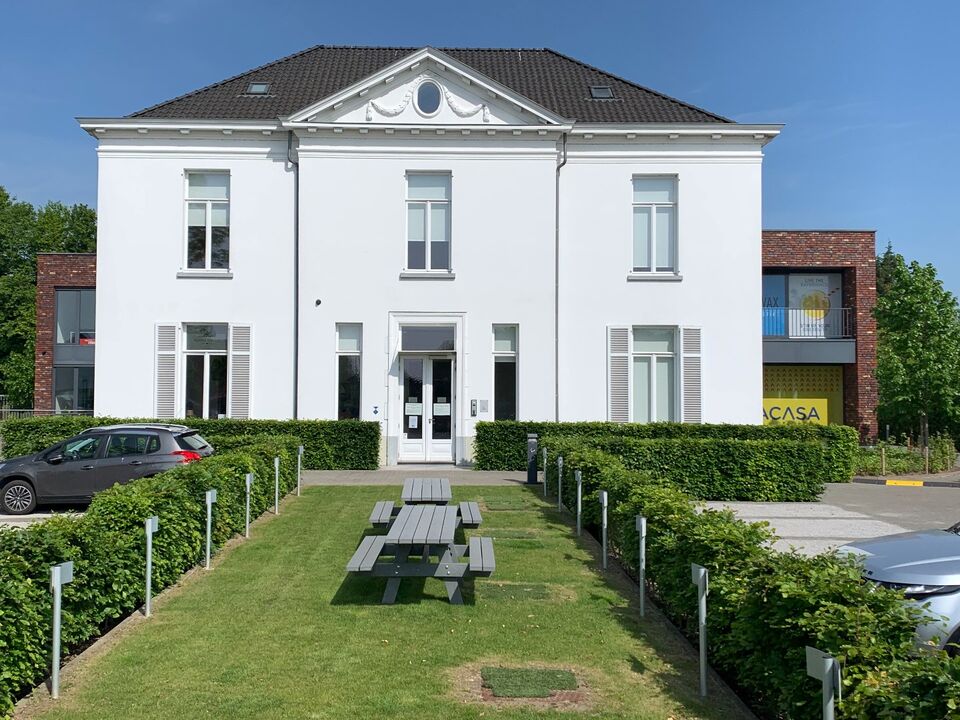 Lichtrijk dienstenkantoor in kunsthuis Huize Minne met centrale ligging foto 1