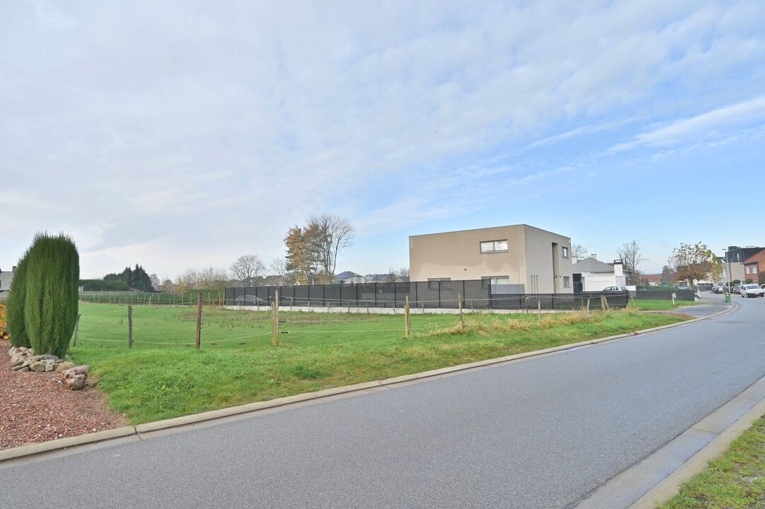 Bouwgrond van 21a 26ca (2.126 m²) geschikt voor een open bebouwing of 2 halfopen bebouwingen, centraal gelegen in Lanaken-Veldwezelt foto 2