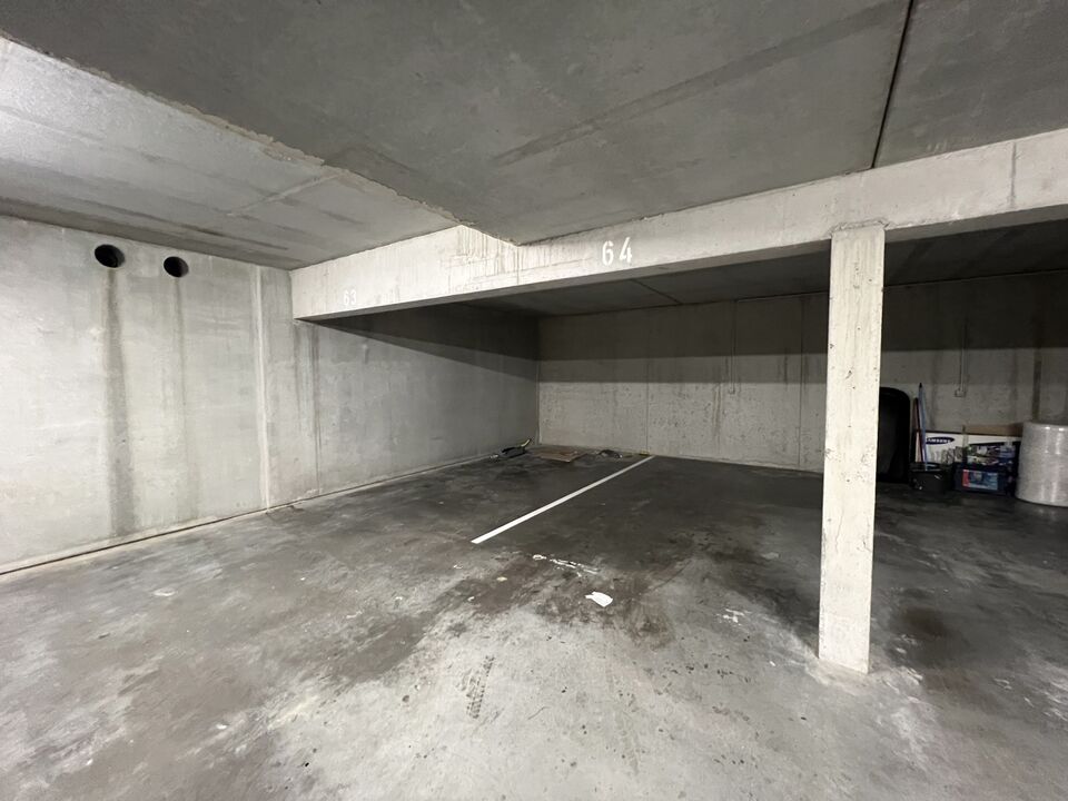 Nieuwe autostaanplaatsen en garagebox foto 1