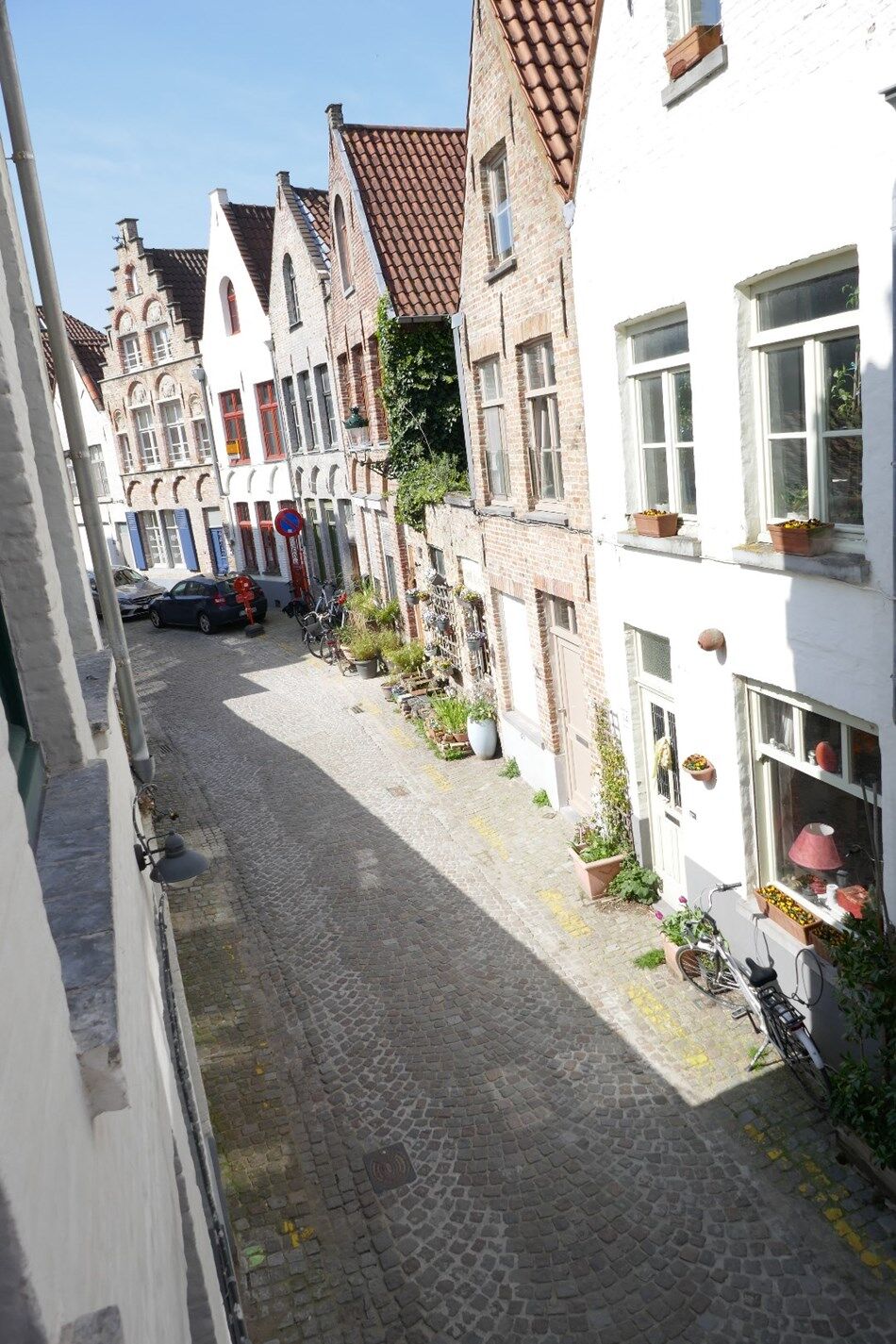 Grondig en duurzaam vernieuwde woning met zonneterras en zicht op de Reien in Brugge centrum! foto 15