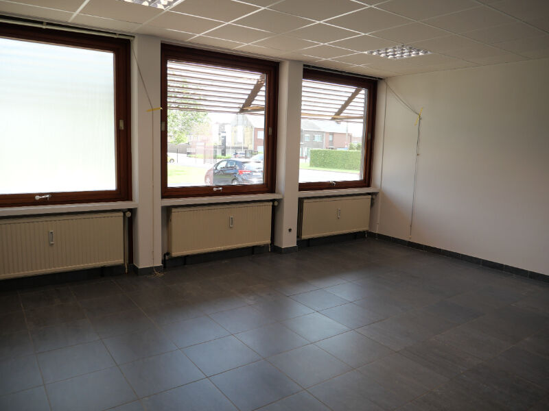 Kantoor 3 te huur van 36 m², dichtbij ring van Kortrijk en autosnelwegen foto 2