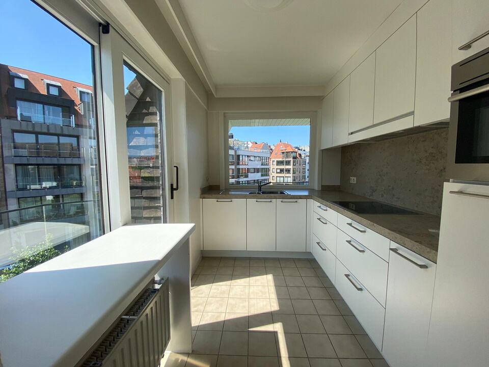 ONGEMEUBELD - Ruim 3-slaapkamer appartement gelegen in een villa residentie in de Elizabetlaan te Knokke. foto 7