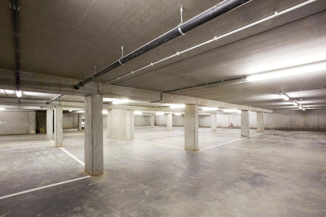 Ondergrondse afgesloten parkeerplaatsen te huur foto 2