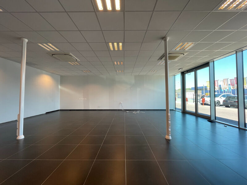 Lichtrijk kantoor / winkel te huur in de Ghelamco arena. foto 5
