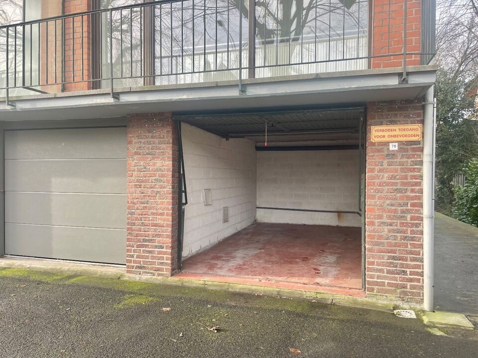 Ruime garage met een staanplaats ervoor te Kortrijk foto 1