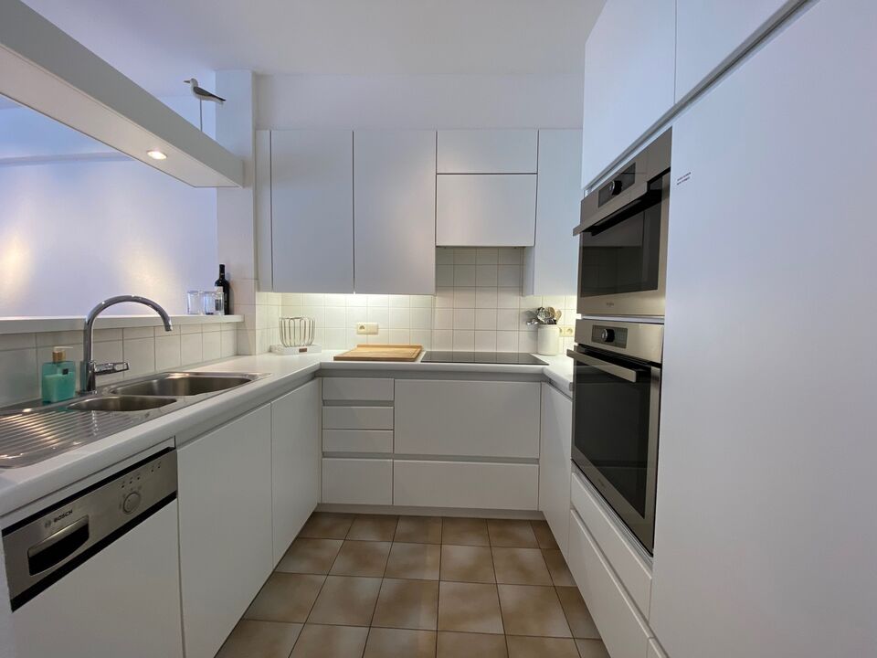 GEMEUBELD - Dumortierlaan: Erg LICHTVOL en COSY appartement met gebruik van STRANDCABINE. foto 5
