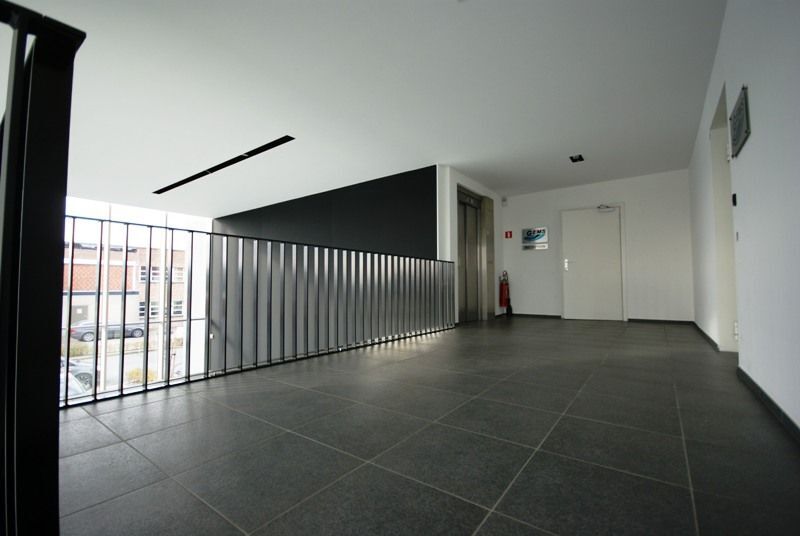 Bemeubelde kantoorruimte (58,65m² of 81,62m²), voorzien van airco en rand-accommodatie (sanitair, keuken, ...) te Brugge! Vlot bereikbaar via Expresweg. foto 11