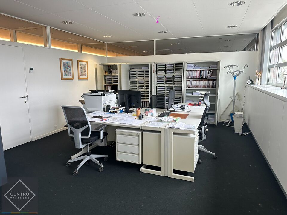 Bemeubelde kantoorruimte (58,65m² of 81,62m²), voorzien van airco en rand-accommodatie (sanitair, keuken, ...) te Brugge! Vlot bereikbaar via Expresweg. foto 2