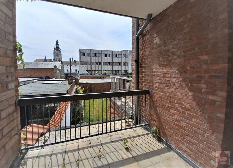 Volledig gerenoveerd 2 slaapkamer appartment met balcon, patio terras en groot zonne terras van 32m²! foto 10