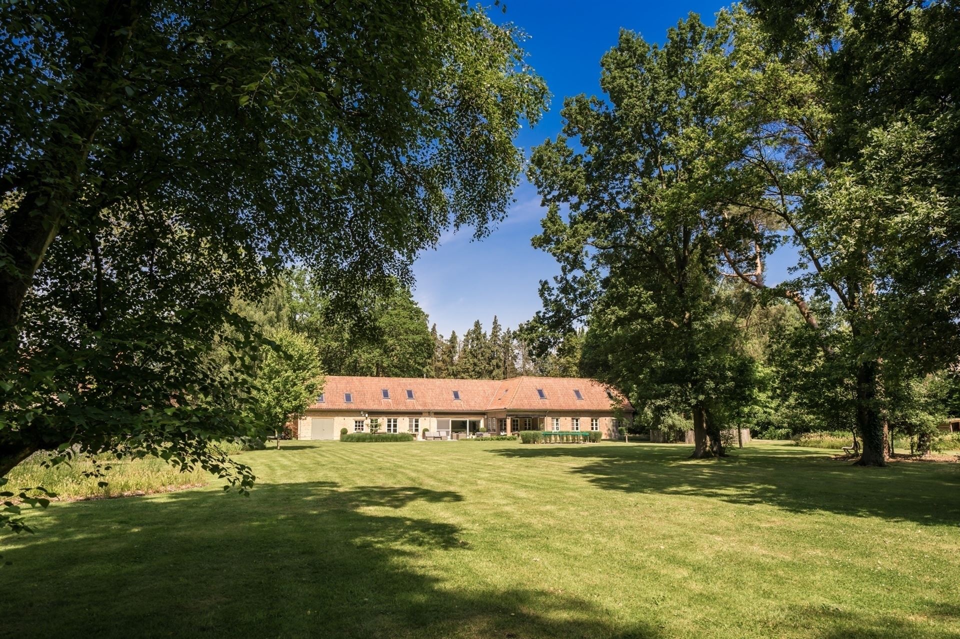 Prachtige langgevelhoeve op perceel van 1,4 hectare. foto 1