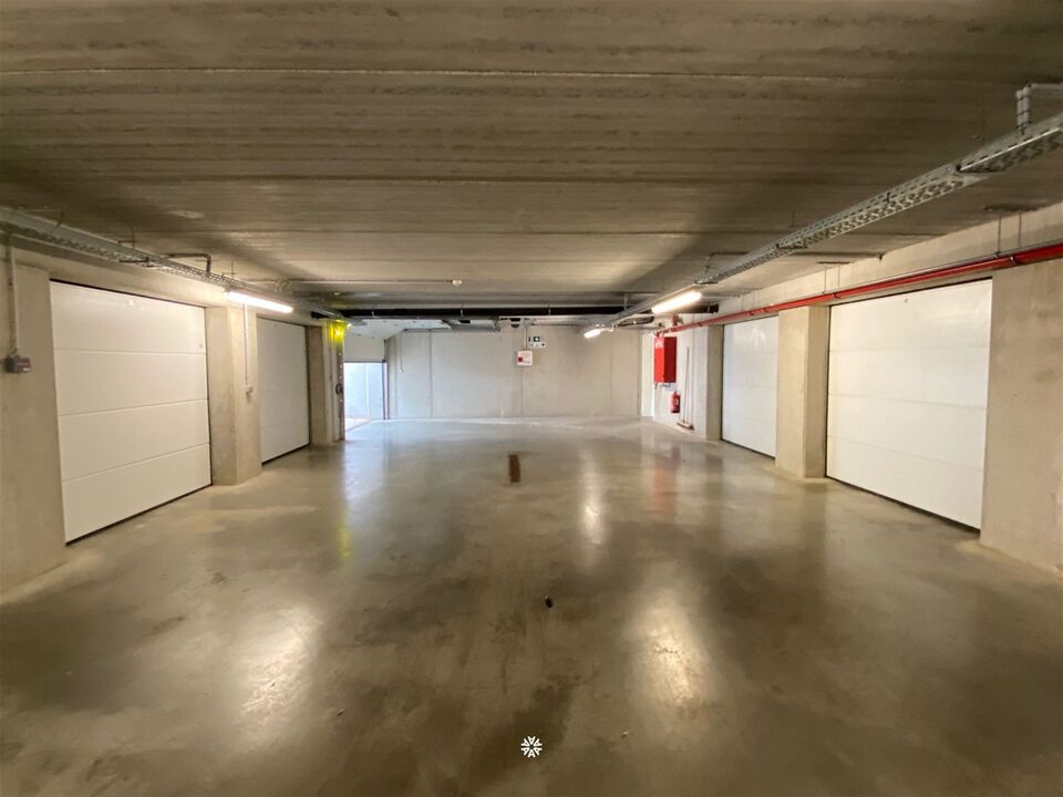 Ruime afgesloten garagebox in ondergronds garagecomplex foto 4