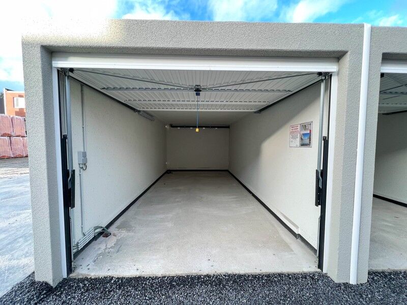 Nieuwe afgesloten garagebox met elektriciteit en verlichting te Tielt! foto 4