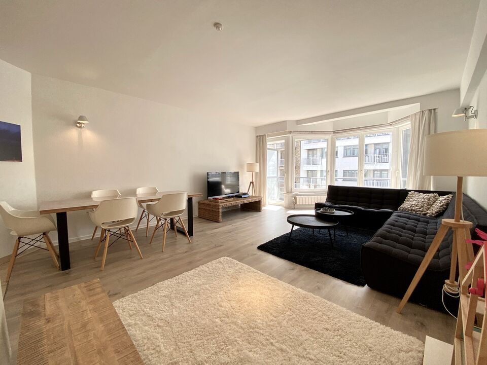 GEMEUBELD - Dumortierlaan: Erg LICHTVOL en COSY appartement met gebruik van STRANDCABINE. foto 1