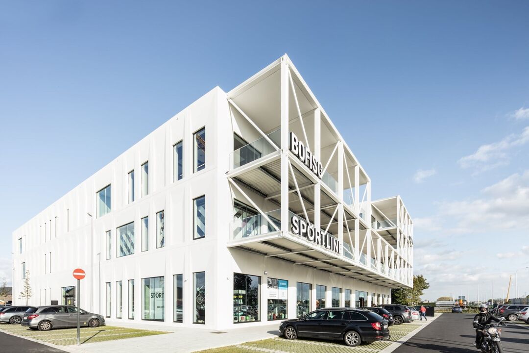 Kantoor 355,9 m² op toplocatie te Roeselare met parkeerplaatsen.   foto 3