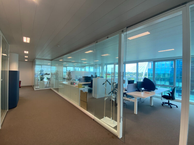 Moderne kantoren in de Blue Towers aan Ghelamco arena foto 13