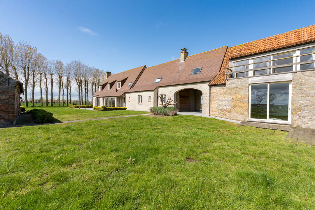 Hoeve gelegen tussen de velden in Ramskapelle foto 32