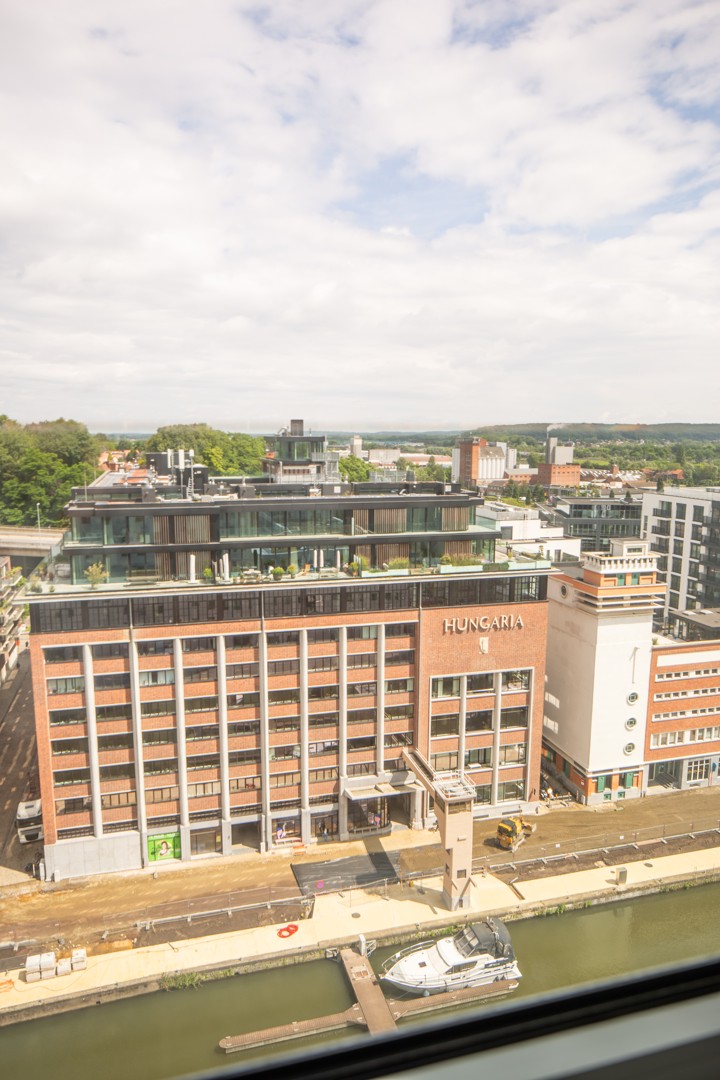 Nieuwbouw appartement met ruim terras en prachtige "view" foto 9