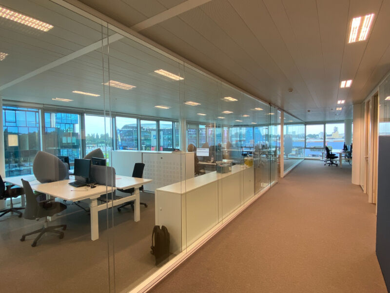 Moderne kantoren in de Blue Towers aan Ghelamco arena foto 6