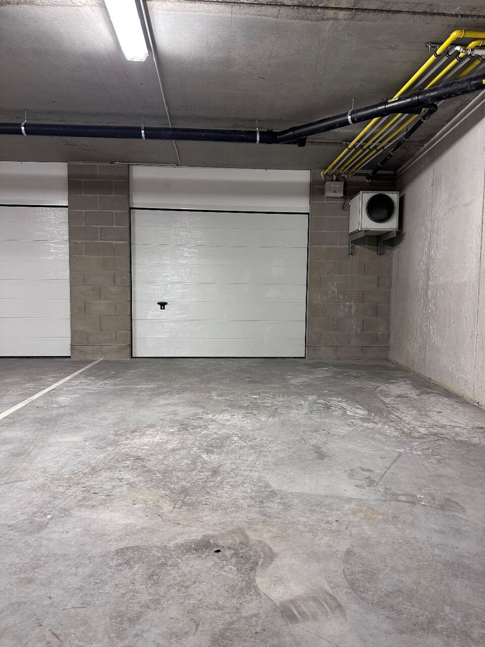 Ruime ondergrondse garage met autostaanplaats in het centrum van Gistel  foto 4