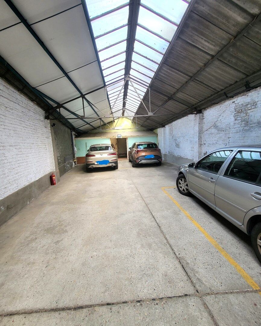 Autostaanplaats in overdekte parkeerplaats. foto 2