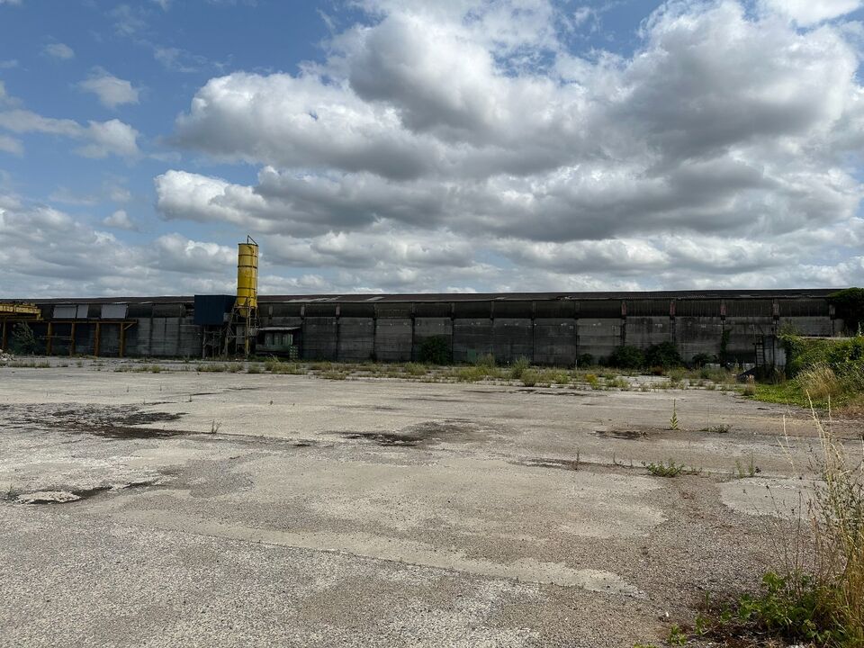 Industriële hangar met een open ruimte in Waregem. foto 1