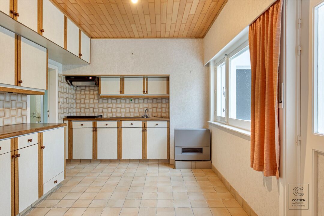 Te renoveren woning met een bew. opp. van 155 m², 3 slaapkamers op een perceel van 1.092 m².  foto 9