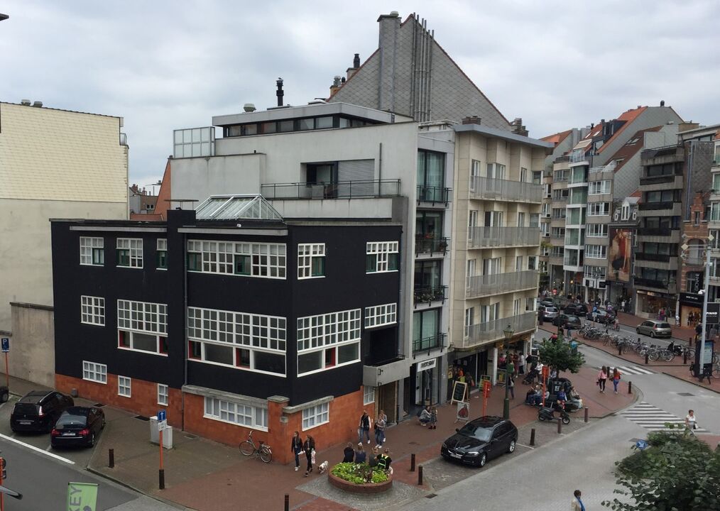 Hoekgebouw 't Zwart Huis (monument) van 500m² met ruime parking voor 4-5 wagens in het centrum van Knokke foto 3