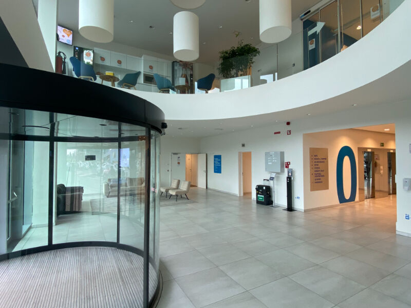 Moderne kantoren in de Blue Towers aan Ghelamco arena foto 3