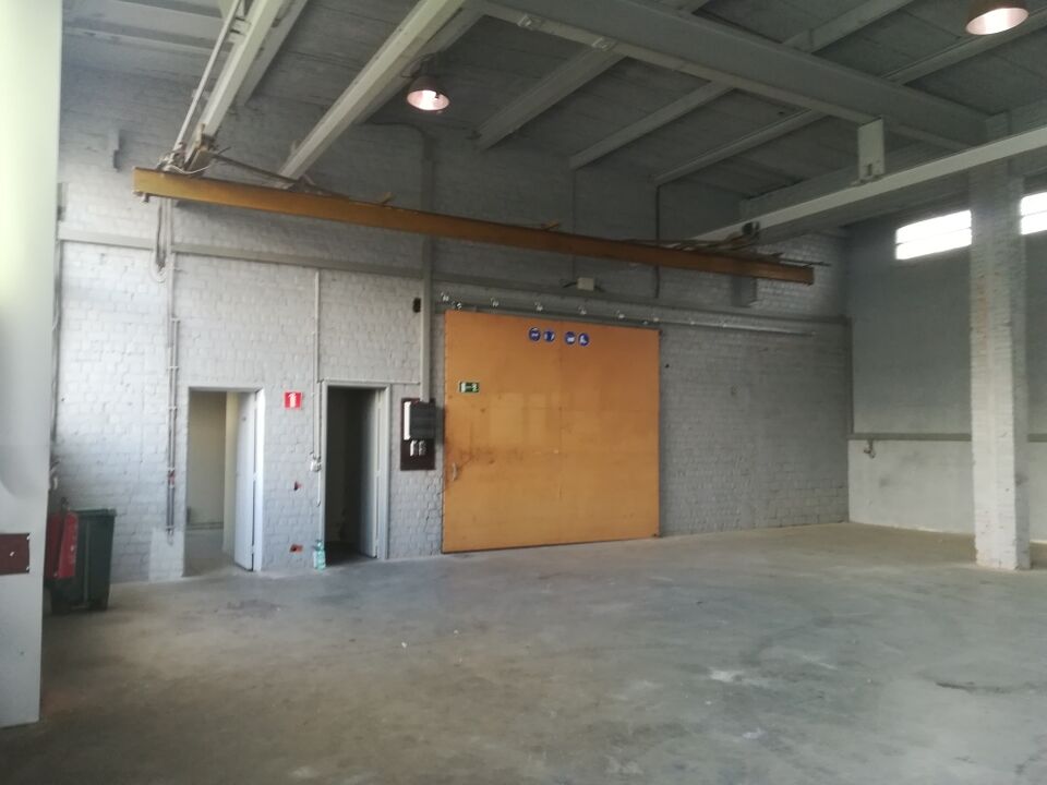Magazijn met kantoor (+/- 200m²) in Sint-Niklaas foto 2