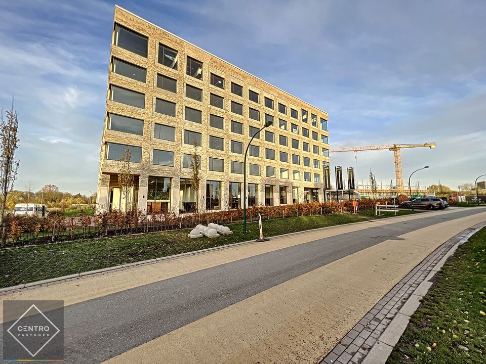 Prestigieuze en stijlvolle nieuwbouw kantoren te huur in KBP op AAA+ locatie in Kortrijk! foto 1