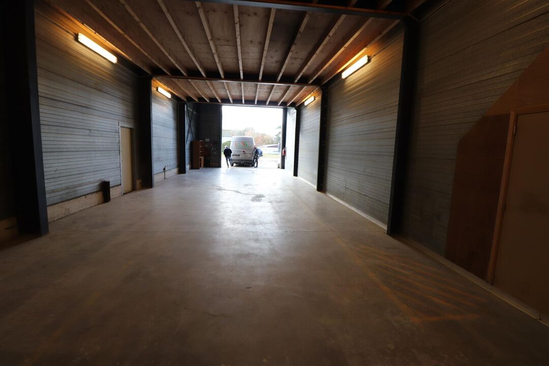 Een magazijnruimte van 132 m²- links achteraan gelegen - met manoeuvreerruimte. foto 2